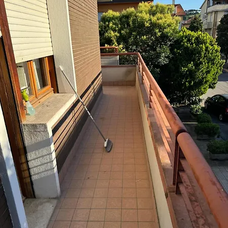 Casa Vacanze Lorenzo 佩萨罗